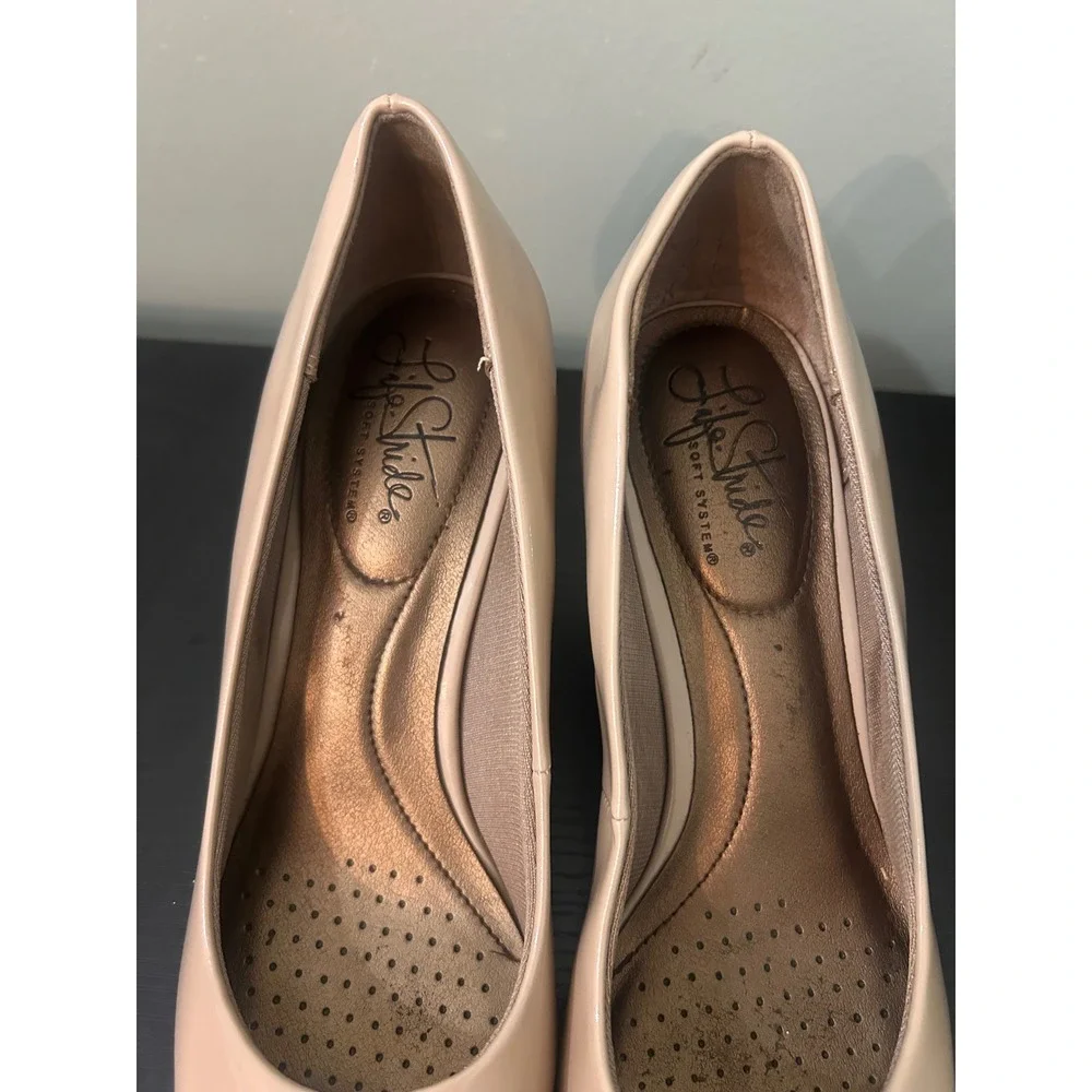 LifeStride Nude Parigi Pump Heels Size 7M Patent Office Classic